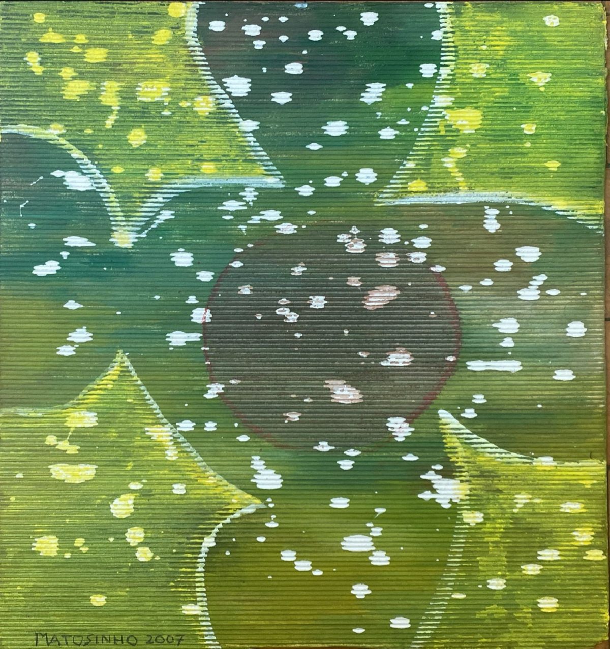 Enrugado com pintas esbranquiçadas